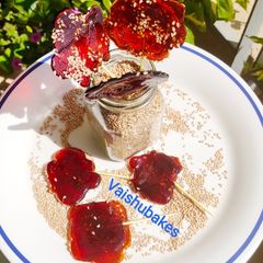 A picture of Sesame Caramel Lollipops / Til Lollipops.