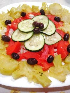 Una foto de Ensalada de tomate con tallos de brócoli
