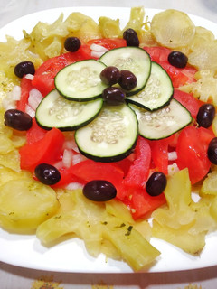 Una foto de Ensalada de tomate con tallos de brócoli