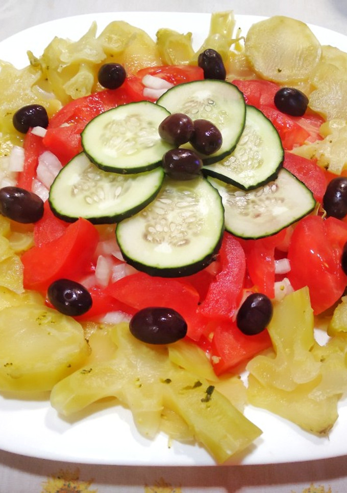 Una foto de Ensalada de tomate con tallos de brócoli