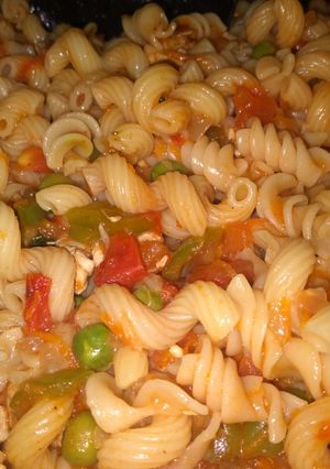 صورة لوصفة معكرونة بالبندورة الحمراء الطازجة 🍅