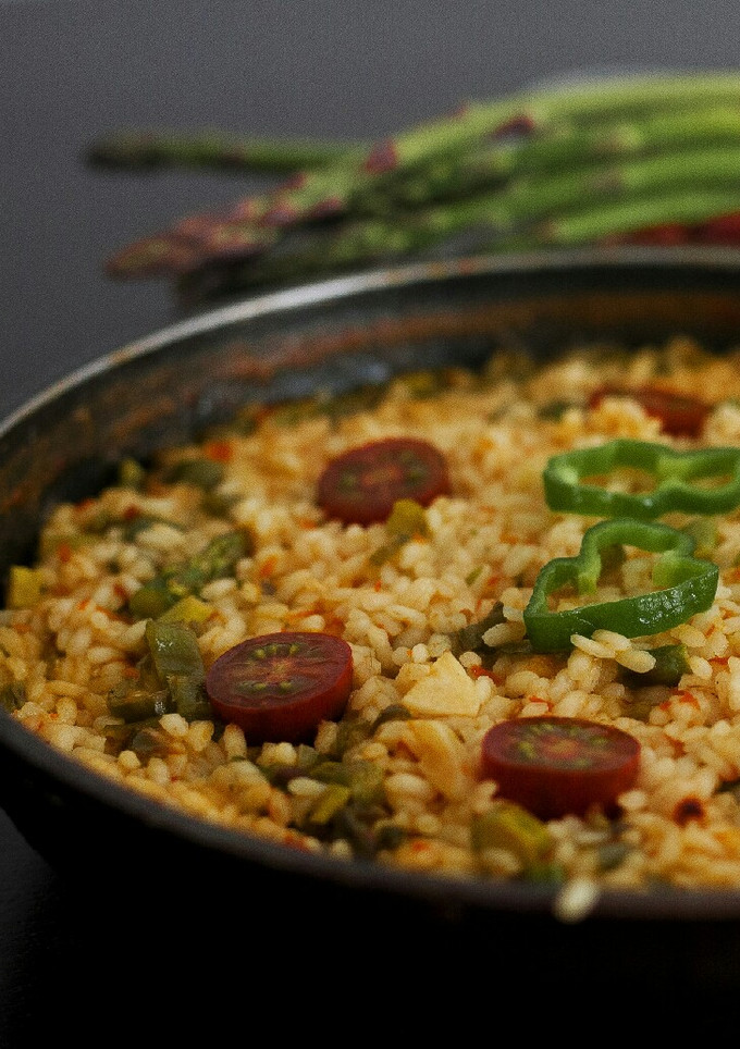 Una foto de Arroz con espárragos, pimiento y t. cherry 🍴 #Recetasdefindemes