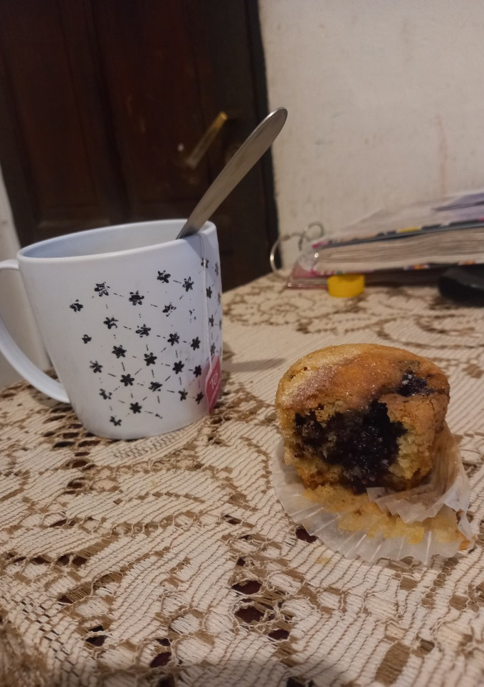 Una foto de Magdalenas con chips de chocolate y mermelada de moras