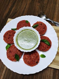 सूजी वर्मिसेली बीटरूट इडली (Suji Vermicelli beetroot idli recipe in hindi) रेसिपी मुख्य फोटो