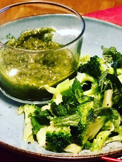 Una foto de Ensalada de brócoli, menta y lima con pesto de almendras