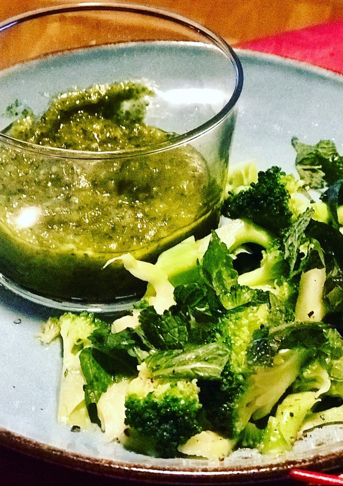 Una foto de Ensalada de brócoli, menta y lima con pesto de almendras