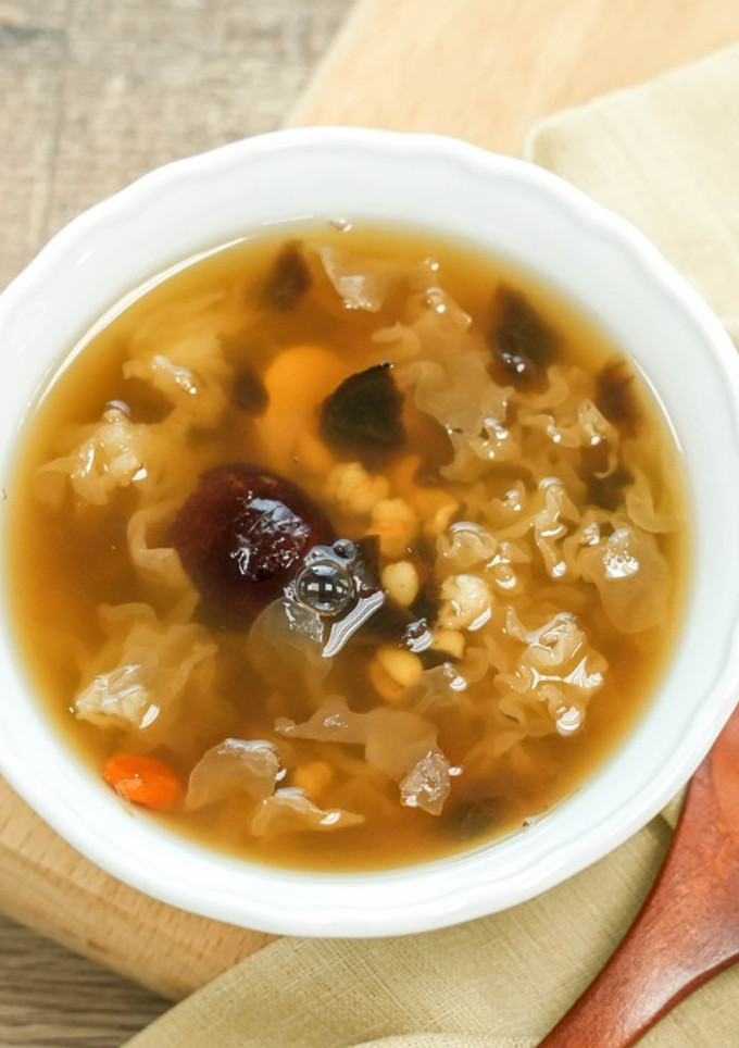 【老菜脯栗子銀耳甜湯】秋分節氣燉湯，秋燥必備甜湯 的食譜成品照片