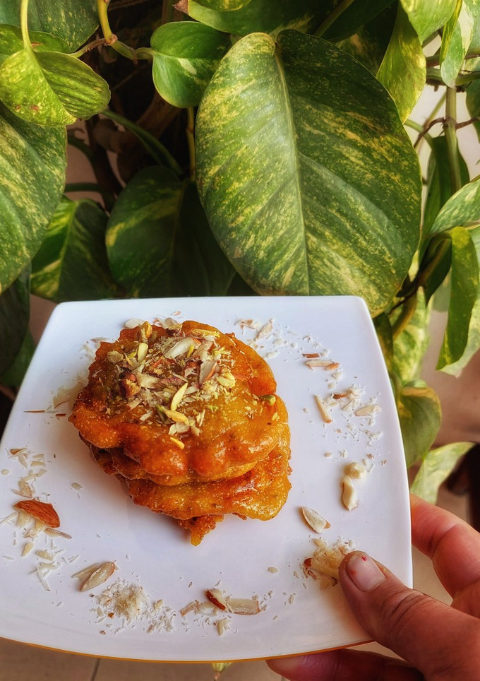सूजी और आटे के मालपुए(suji aur aate ke malpue recipe in hindi) रेसिपी मुख्य फोटो