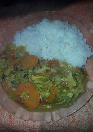 Una foto de Chop suey vegano con arroz