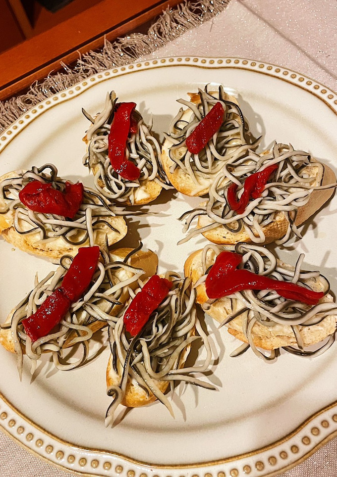 Una foto de Tosta de gulas