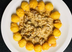 Una foto de Lomo strogonoff con papas noisette!💕
