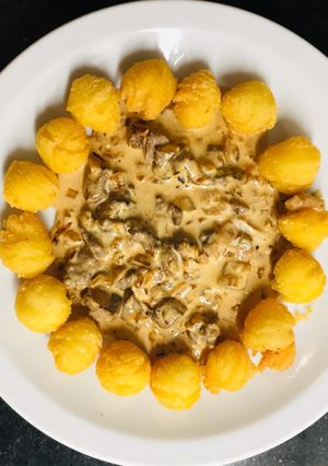 Una foto de Lomo strogonoff con papas noisette!💕