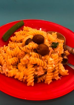 Una foto de Mis fideos (fusillis)en salsa de atún, aceitunas y ricota