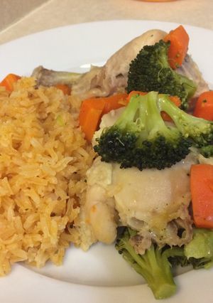 Una foto de Pollo con vegetales