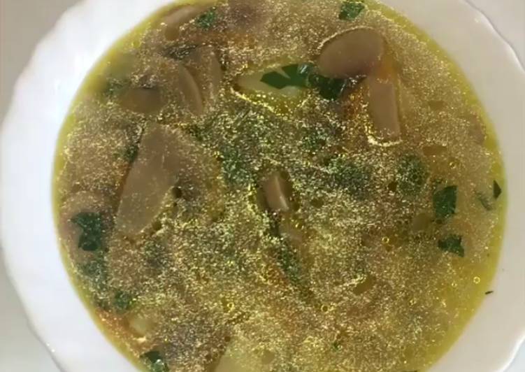 Суп из куриной печени. Куриный суп с грибами. Куриный суп с шампиньонами и зеленью.