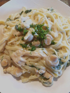 Una foto de Fettuccinne con salsa blanca