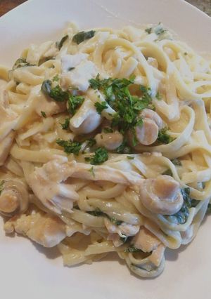 Una foto de Fettuccinne con salsa blanca