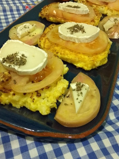 Una foto de Tortitas de coliflor con queso de cabra y tomate