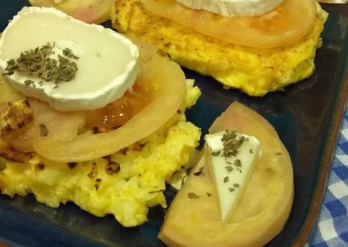 Foto principal de Tortitas de coliflor con queso de cabra y tomate