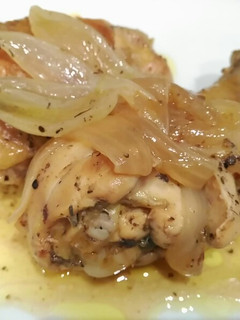 Una foto de Pollo encebollado al brandy