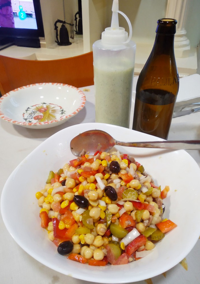 Una foto de Ensalada fría de garbanzos y anchoas