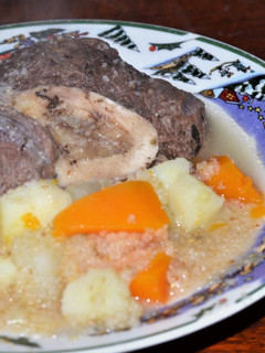 Una foto de Sopa de verduras, burgo y osobuco