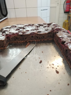 Meggyes brownie, csokidarabokkal recept fotója