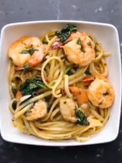 Una foto de Pasta con gambas al ajillo