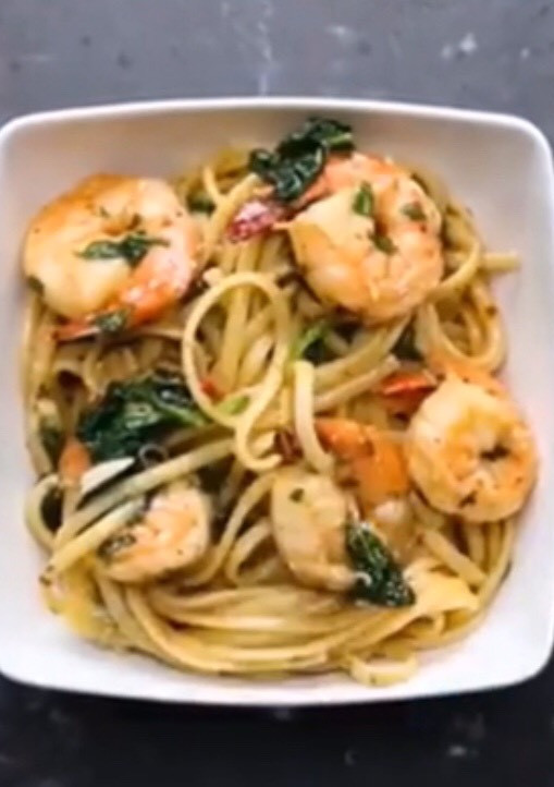 Una foto de Pasta con gambas al ajillo