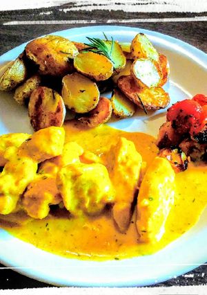 Una foto de Pollo a la Naranja con Papines al Romero y Tomates Confitados