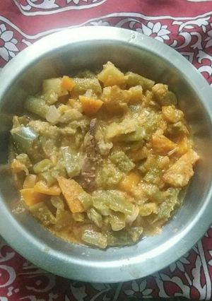 கேரட் பீன்ஸ் குழம்பு(carrot beans kulambu recipe in tamil) செய்முறை முக்கிய புகைப்படம்