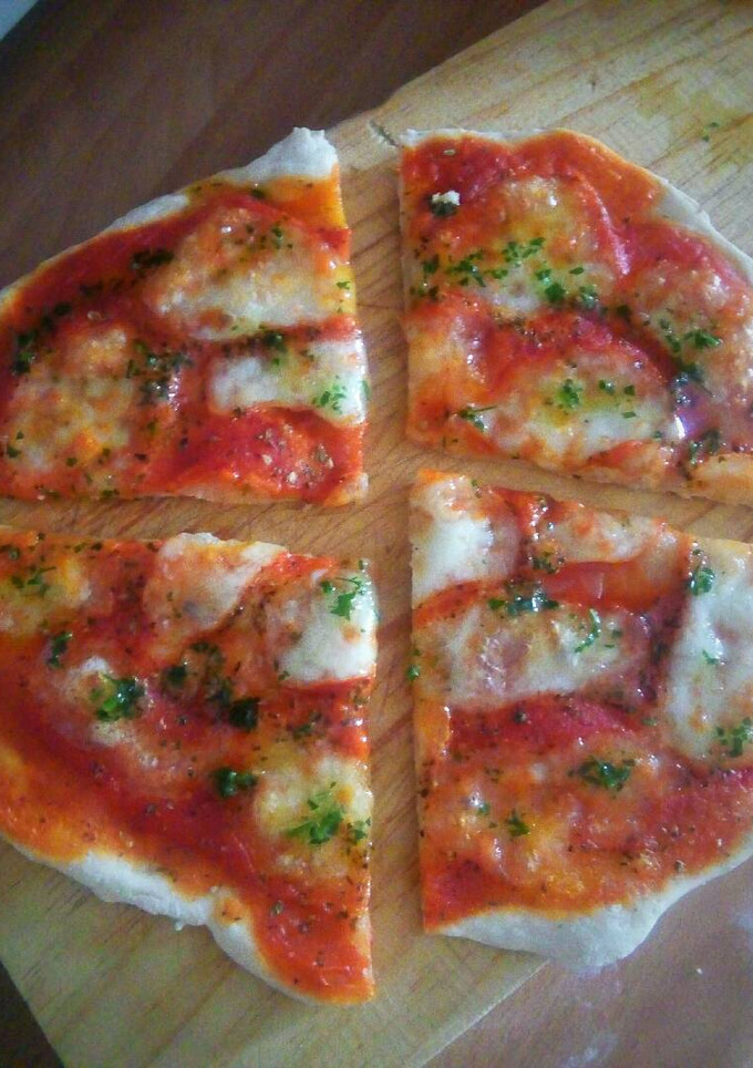 Una foto de Pizza margarita con salsa verde