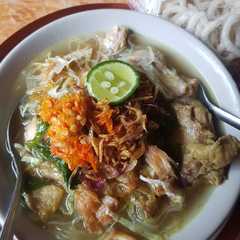 A picture of Soto ayam kuah kuning.