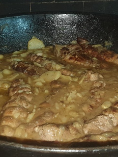 Una foto de Solomillo al romero con patatas