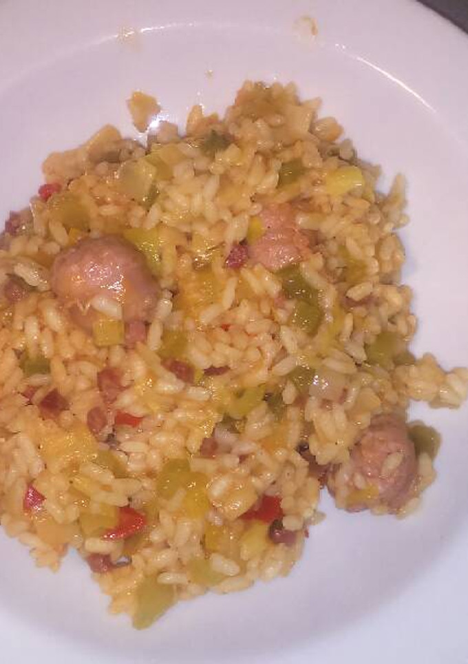 Una foto de Arroz con salchichas