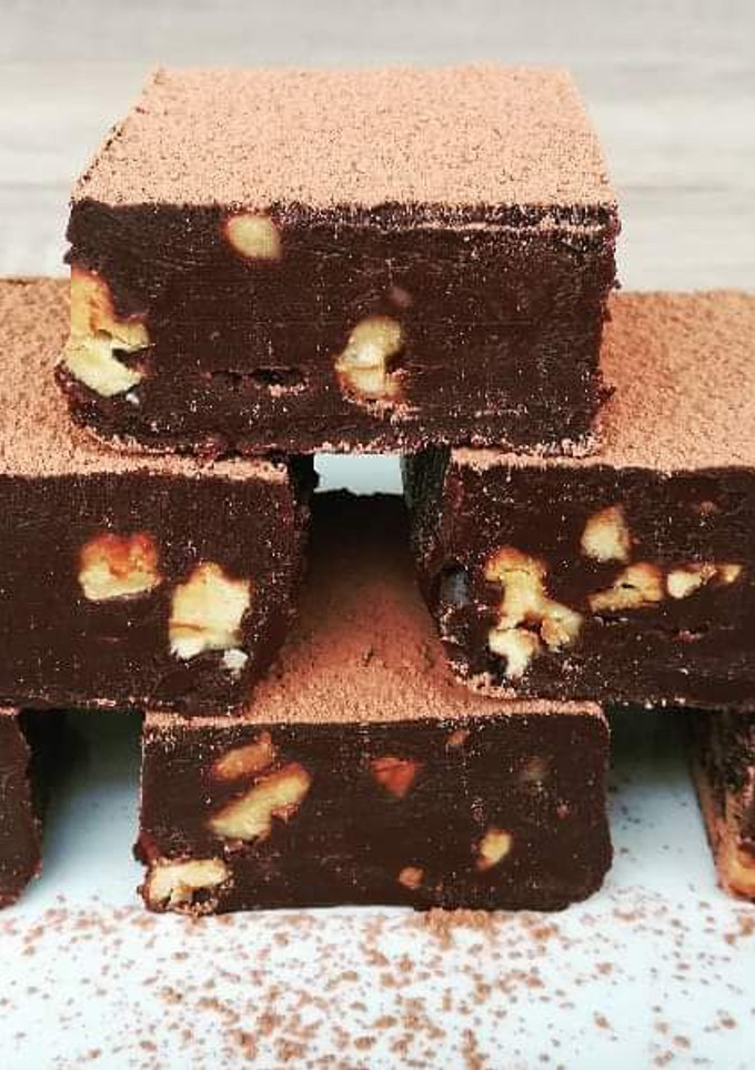 Una foto de Chocolate casero con nueces y caramelo