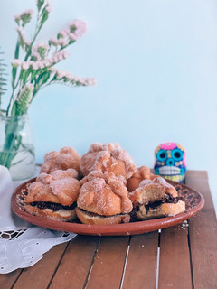 Una foto de Pan de muerto relleno en freidora de aire