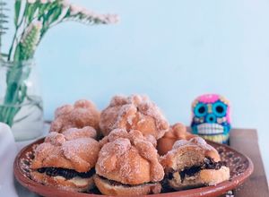 Una foto de Pan de muerto relleno en freidora de aire