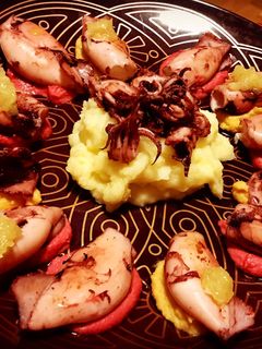 Una foto de Chipiron, base de hummus, parmentier de patatas y mermelada de cebolla
