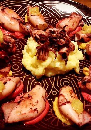 Una foto de Chipiron, base de hummus, parmentier de patatas y mermelada de cebolla