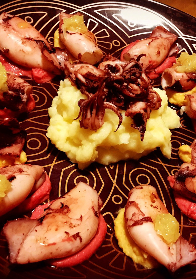 Una foto de Chipiron, base de hummus, parmentier de patatas y mermelada de cebolla