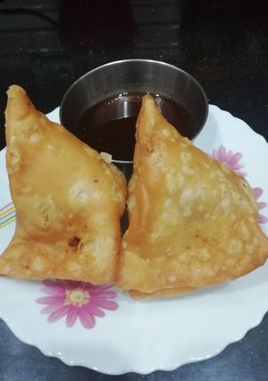 A picture of Peas & Potato Stuffed Samosa.