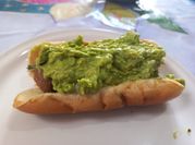 Una foto de hot dog con carne molida