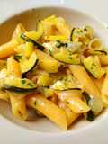 Penne con Zucchine Crema di Cipolla e Formaggio di Capra