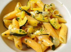 Foto di Penne con Zucchine Crema di Cipolla e Formaggio di Capra