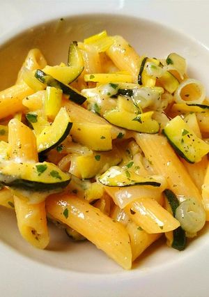 Foto di Penne con Zucchine Crema di Cipolla e Formaggio di Capra