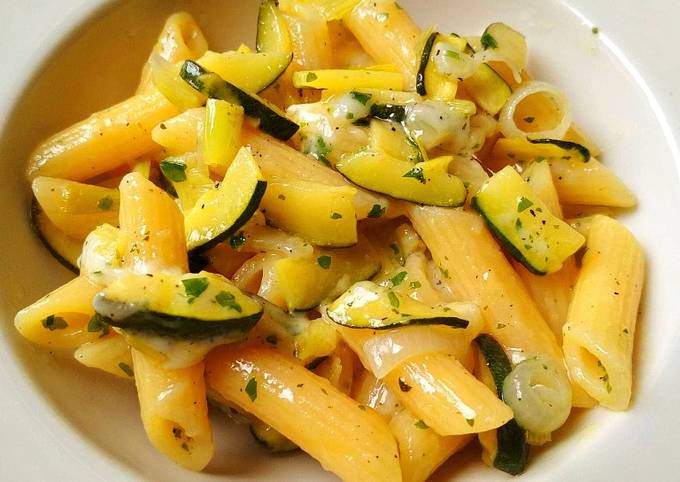 Ricetta Penne con Zucchine Crema di Cipolla e Formaggio di Capra di  Massimiliano Caratelli - Cookpad
