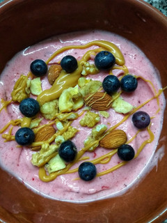 Una foto de Smoothie bowl de banana y frutilla 🍌🍓