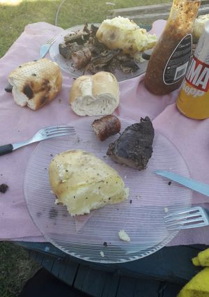 Una foto de Chancho jabalí y papas a las brazas