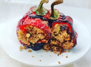 Foto di Peperoni cornetto ripieni con olive verdi e pinoli